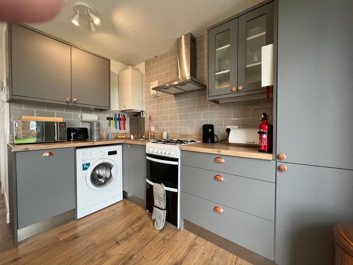 Chine Cottage Self-Catering Coastal Bungalow In Rural West Wight Freshwater Eksteriør billede