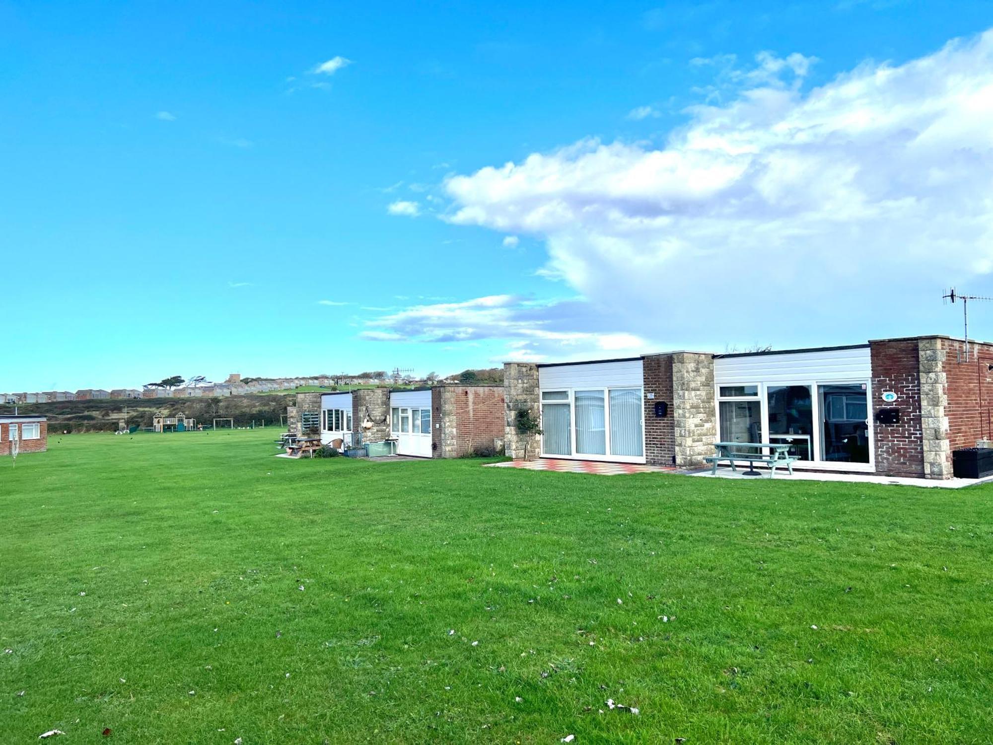 Chine Cottage Self-Catering Coastal Bungalow In Rural West Wight Freshwater Eksteriør billede
