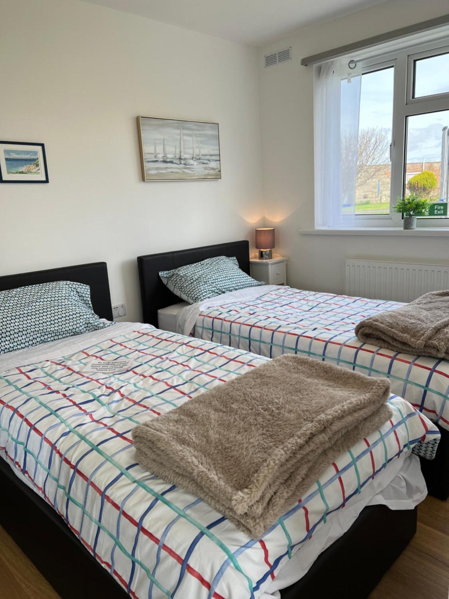 Chine Cottage Self-Catering Coastal Bungalow In Rural West Wight Freshwater Eksteriør billede